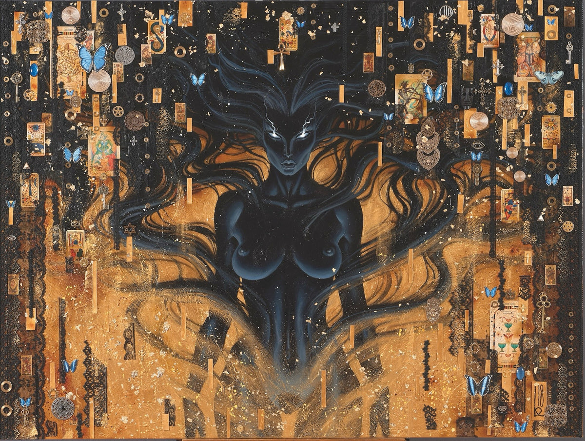 Sha the Shadow One d'Olivier Ledroit, illustration en hommage à Gustav Klimt : silhouette sombre aux cheveux déployés sur fond d'or, cartes de tarot et papillons bleus
